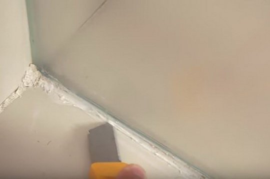 Как заменить силиконовые швы в ванной