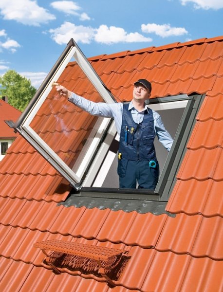 Как выбрать лучшие и безопасные сервисные окна для выхода на крышу