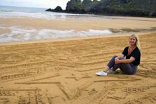 Курьезы техники: первый в мире арт-трактор для рисования узоров на песке. Фото