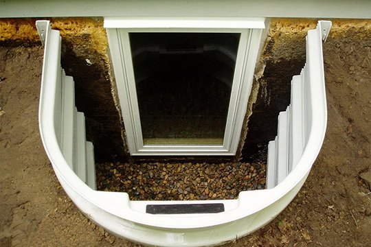 Как выбрать и установить окна в цокольном этаже дома