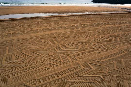 Курьезы техники: первый в мире арт-трактор для рисования узоров на песке. Фото