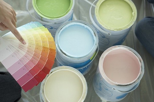 Как выбрать обои под покраску и как их покрасить