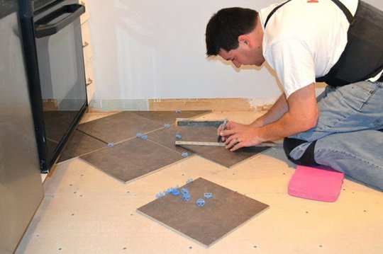 Как уложить плитку на деревянный пол