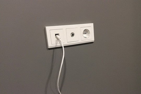 Как проложить в квартире интернет-кабель и не запутаться в электропроводке