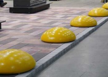 Бетонные болларды – многофункциональные дорожные элементы