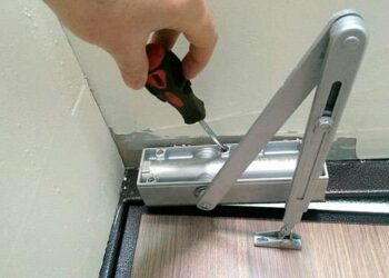 Установка дверного доводчика своими руками