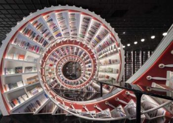 Историю и литературу прорезали горизонтальной винтовой лестницей