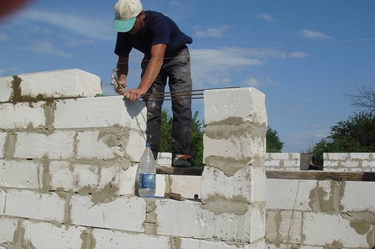 Как выбрать клей для строительства дома из блоков
