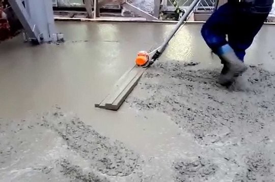 Как выбрать виброрейку для укладки бетона. Видео