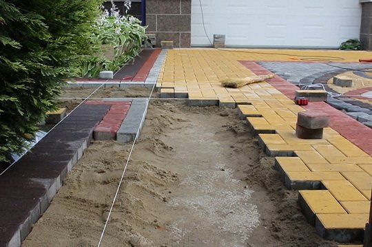 Как уложить тротуарную плитку вокруг своего дома